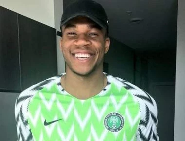 Η εθνική Νιγηρίας έκανε δώρο την ποδοσφαιρική φανέλα της στον Γιάννη Αντετοκούνμπο (φώτο)